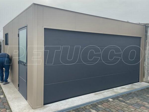 garage doppio con porta , finestra e basculante motorizzato