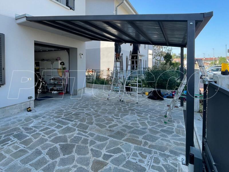 Pergola metallica addossata con copertura in Pvc. Possibilità di montaggio in edilizia Libera, non necessita di permesso.
